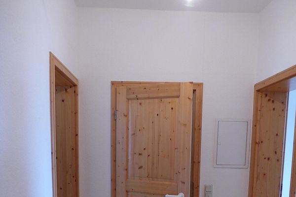Ahşap sevenler için: 2 oda, oturma mutfağı, banyo, koridor, depo