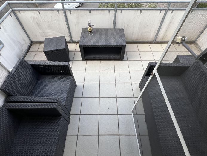 شقة فسيحة من 4 غرف بارتفاع سقف يزيد على 3 م، وشرفتين وموقفي سيارات – Balkon Esszimmer