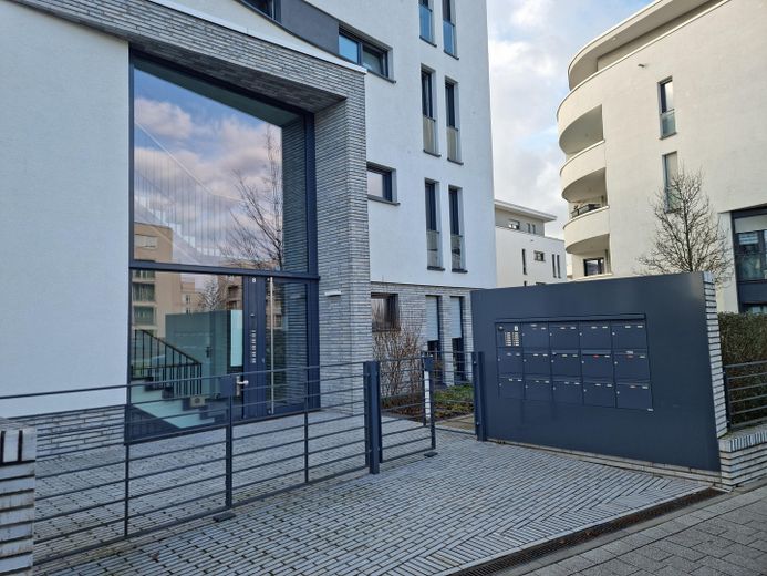 Neuwertige, hochwertige 2-Zimmer-Wohnung mit EBK & TG-Stellplatz in Ffm-Riedberg – Außenansicht
