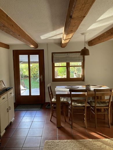 Küche mit Tür zum Garten