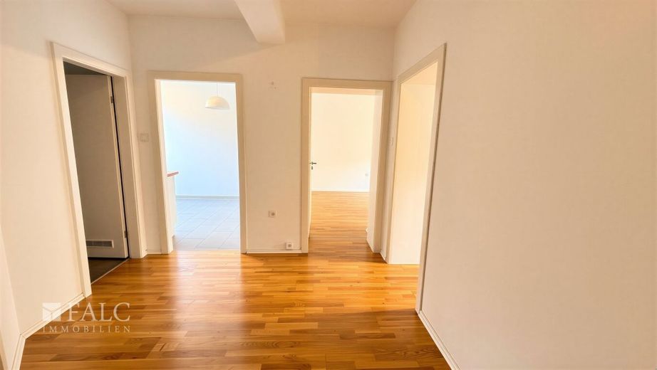 Mitten in der Stadt, direkt im Grünen - gepflegte 2-Zimmer-Wohnung mit besonderem Ausblick – Flur