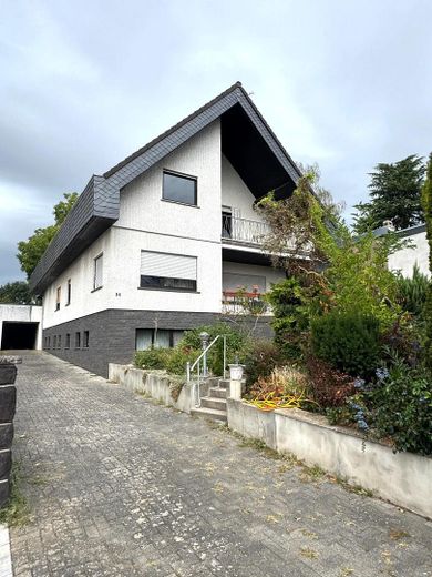 Vielseitiges Mehrfamilienhaus mit 3 Einheiten & attraktivem Baugrundstück – Einfahrt