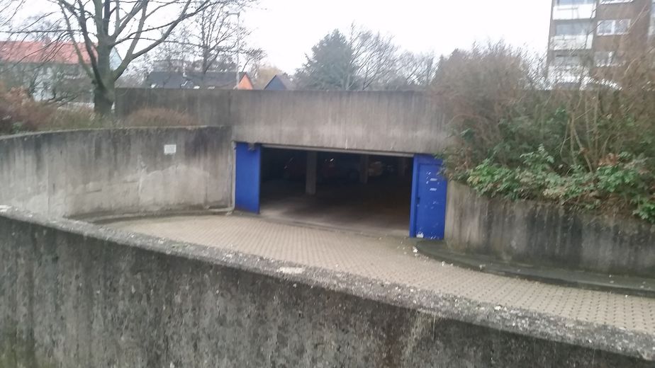 LIBERA Bellissimo luminoso e tranquillo appartamento di 2 locali con posto auto in autorimessa sotterranea Hannover-Misburg-Nord – Tiefgaragenplatz_Einfahrt2