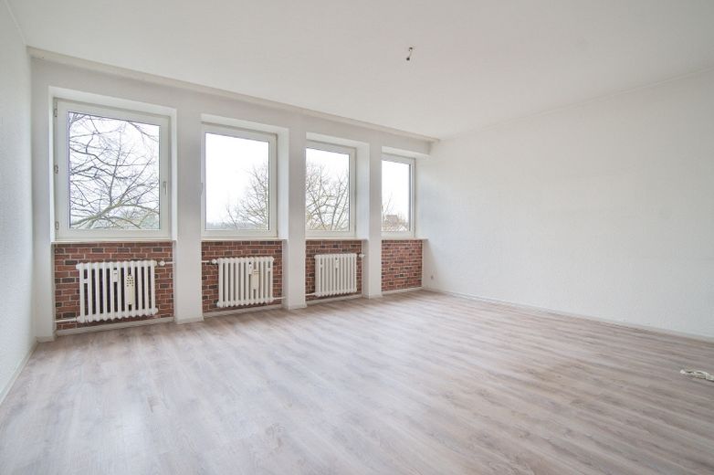 2 x  3-Zimmer-Wohnung im selben Gebäude, Wohnräume mit Laminatboden, helles Bad – 988d8f579aa4f16b156ac24cef2bbbd8c76f049c.jpg