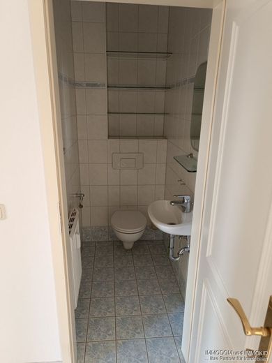 Schön geschnittene 3-Zimmer-Wohnung mit EINBAUKÜCHE, Personenaufzug, BALKON und Gäste-WC zu vermieten! – Gäste-WC