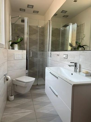 Merkezi konumda müstakil şehir villası, tek ailelik ev, büyük bahçe – Badezimmer