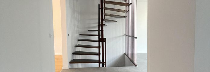 Treppe zum 1.OG und Keller