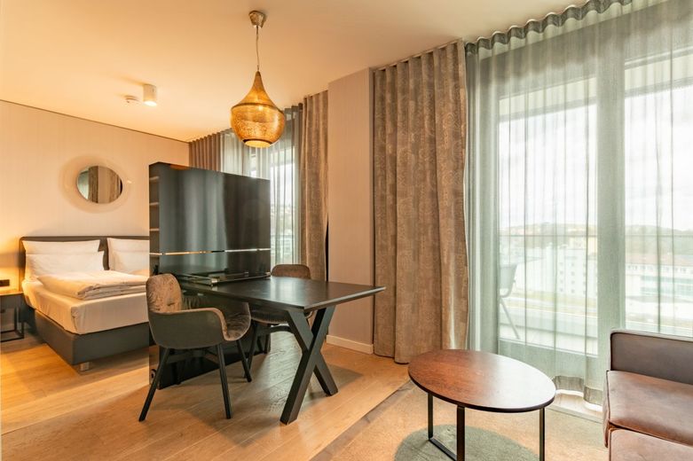 Möbliertes Studio mit Balkon: 10.OG Cloud No.7 über Milaneo – Blick von der Küche