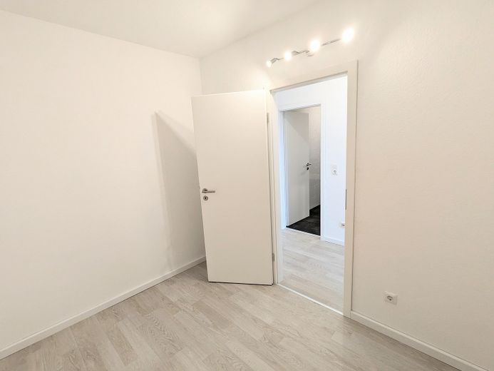 Hemen taşının: Yeşilliğe uzanan rüya gibi geniş manzaralı yenilenmiş 2,5 odalı daire – Abstellraum