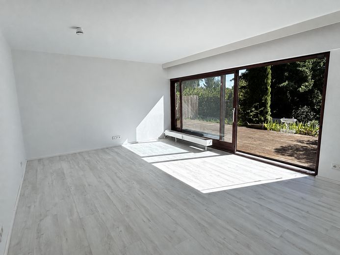 Appartement indépendant modernisé dans un quartier calme avec terrasse et garage – Wohnzimmer