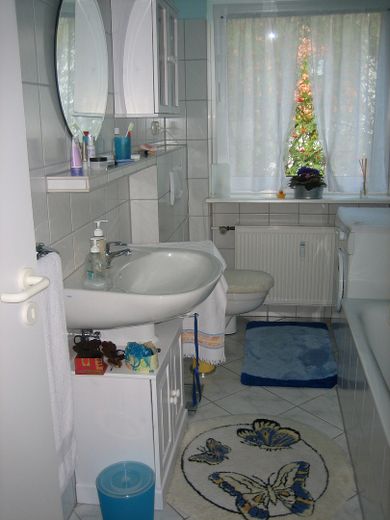 Badezimmer mit Fenster