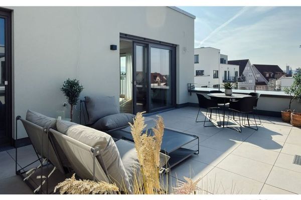 Trasferimento immediato: attico senza barriere con ampia terrazza sul tetto con vista in direzione di Heidelberg