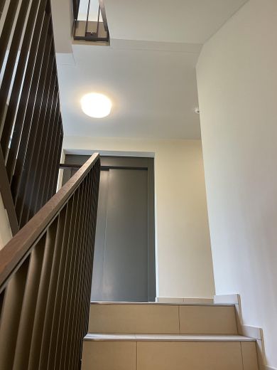 Absoluter Highlight! Urbaner Wohntraum mit Blick ins Grüne – Treppenhaus