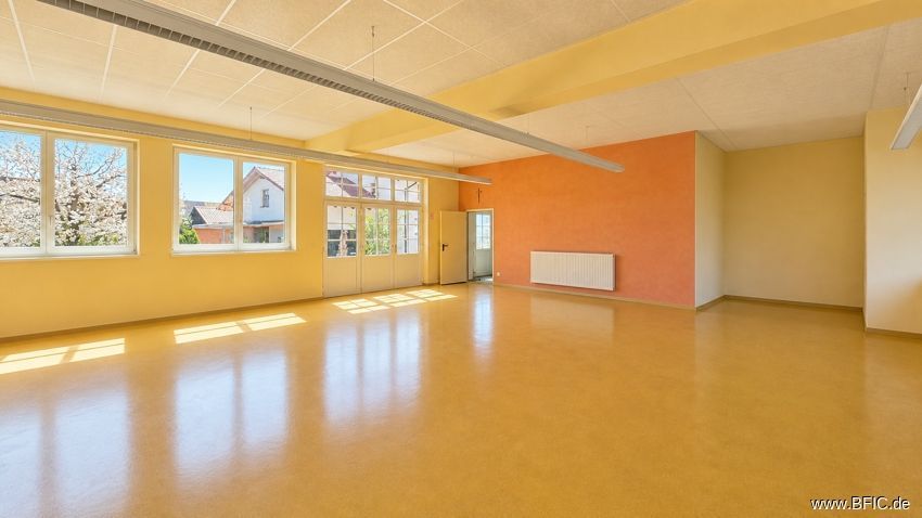 Großzügige Büro- / Praxisfläche auf zwei Ebenen in ruhiger Lage von Moorenweis – Halle im EG
