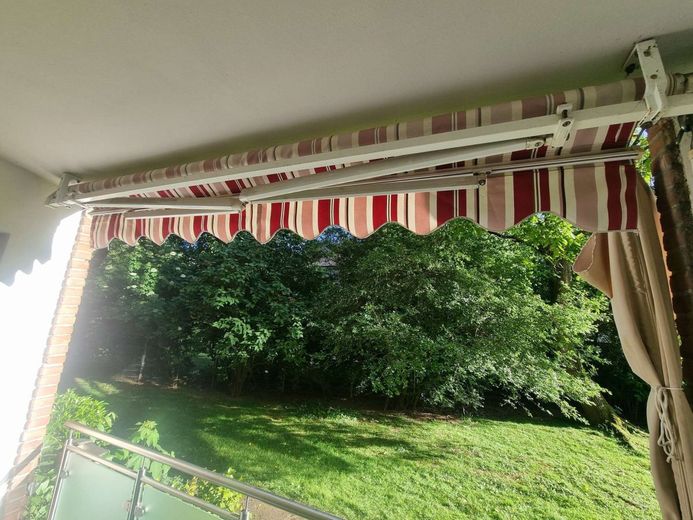INVESTMENT: Modernisierte Zweizimmer Erdgeschosswohnung mit Klimaanlage – Markise der Loggia