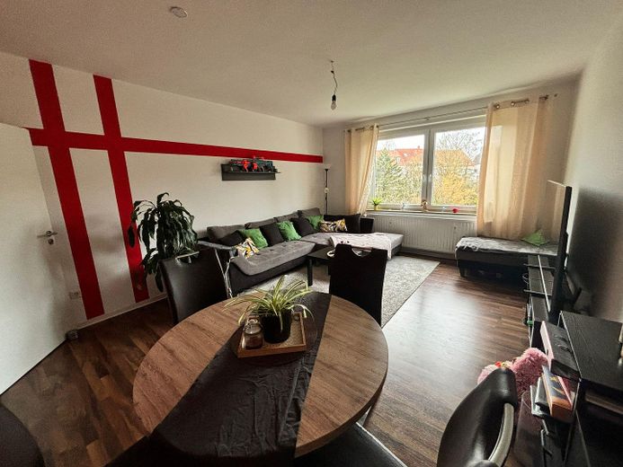 Wohnzimmer mit großem Fenster