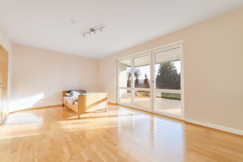 Moderne & helle Einliegerwohnung | schönes Ambiente | separater Eingang | große Terrasse | Carport – Schlafzimmer mit Terrasse