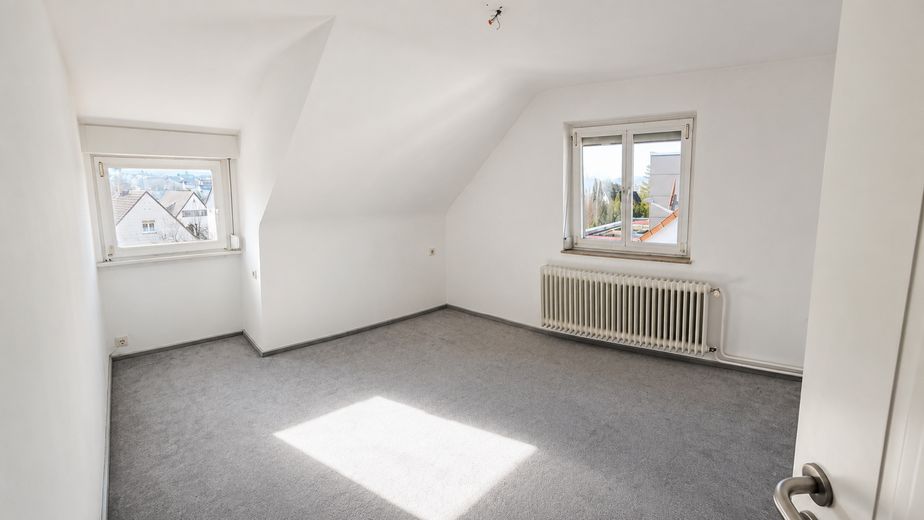 Stuttgart-Weilimdorf'un sakin bir konumunda, güney bahçeli komisyonsuz ikiz ev – Zimmer 2 DG