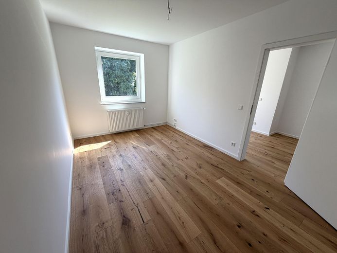 Erstbezug nach Sanierung: gut geschnittene Wohnung in gepflegtem Mehrfamilienhaus in ruhiger Lage – Zimmer 1