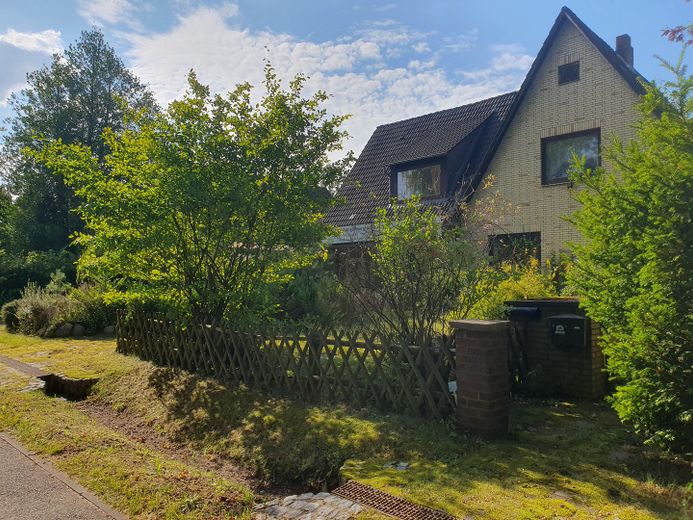Wohnen wo Hamburg am schönsten ist Einfamilienhaus Doppelhaus Grundstück in Duvenstedt / Walddörfer – Vorderansicht