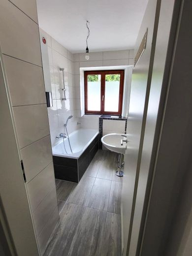 Renovierte 2-Zimmer-Wohnung in Augsburg-Lechhausen – Bad mit Fenster