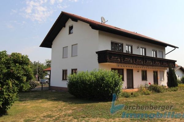 Spaziosa casa bifamiliare con giardino in posizione centrale nel comune di Eichendorf