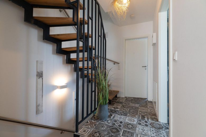 Reihenendhaus KfW 55 mit Wintergarten in Langenfeld – Flur 1. OG mit Treppe Studio