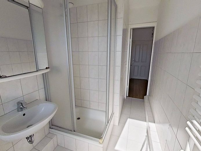 Aynı anda merkezi ve sakin: Neumünster'de aydınlık, kullanışlı 2 odalı çatı katı dairesi – Ansicht I: Badezimmer