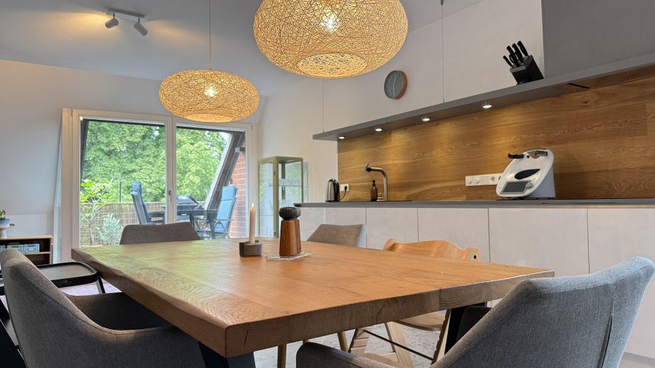 Haus im Haus - Helle moderne Maisonettewohnung in Top-Lage mit TG-Stellplatz – Wohnküche im 2. OG