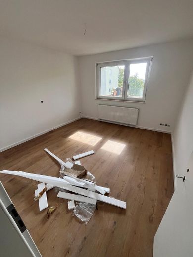 Kompleks tadilatlı: Gonsenheim’ın seçkin konumunda bol ışık alan 3 odalı daire – Schlafzimmer