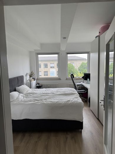Ampio appartamento ristrutturato di 5 locali al piano in Rüttenscheid con balcone, bagno per gli ospiti, ascensore, 4° piano – Einrichtungsbeispiel