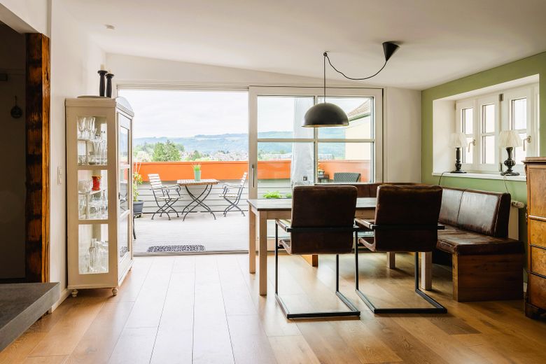 Großzügige Dachgeschoßwohnung – Wohnzimmer, Terrasse 1