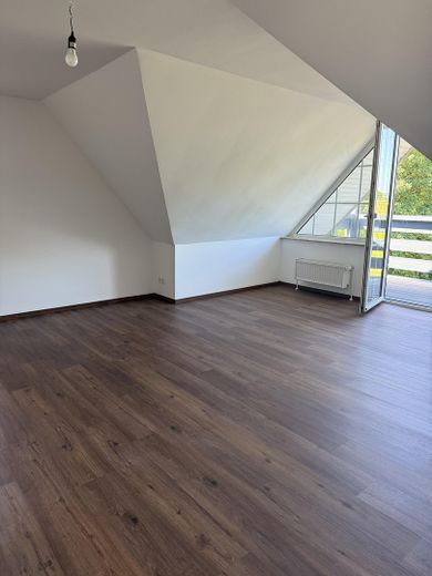 Traumhafter Erstbezug im DG! Sanierte Dachgeschoss-Oase mit Feldblick & Stellplatz – Foto 4