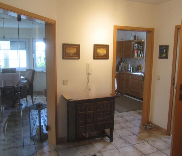 Two-family house – Blick in Küche und Wozi EG
