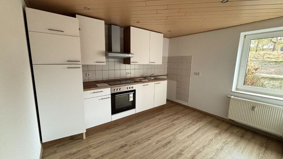 4-Zimmer-Erdgeschosswohnung mit Balkon, EBK &amp; PKW-Stellplatz – Küche mit EBK - www.immobilien-heise.de