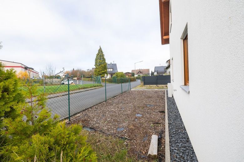Ein Zuhause, das mitdenkt: modern, effizient und familienfreundlich! Familienhaus mit viel Platz! – Vorgarten