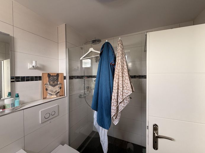 Appartement en duplex avec cheminée et terrasse sur le toit │ Votre nouvel appartement au-dessus des toits de Leverkusen – Tageslichtbad