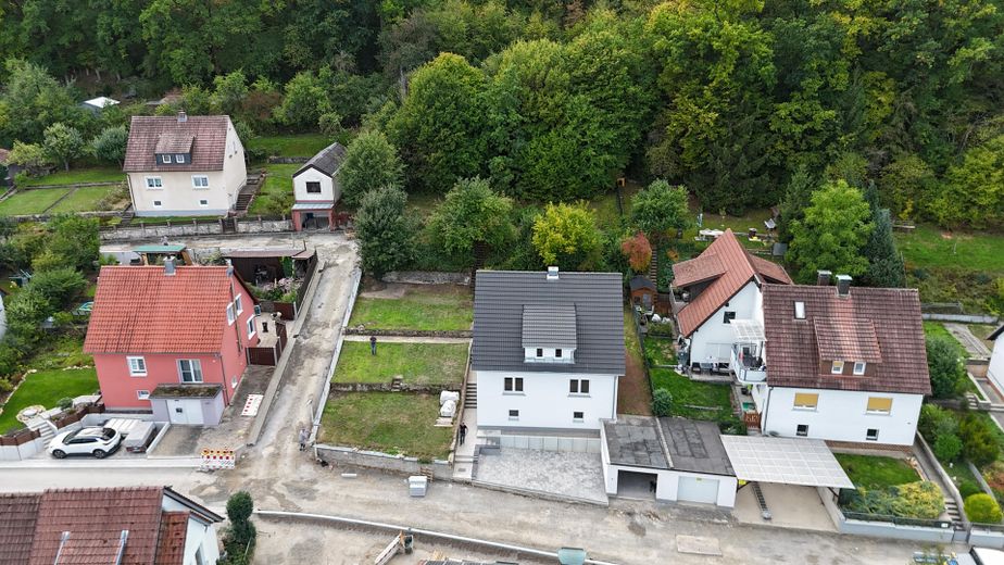 Umfassend modernisiertes Einfamilienhaus mit großem Grundstück und Waldanteil – Übersicht Grundstück mit Wald