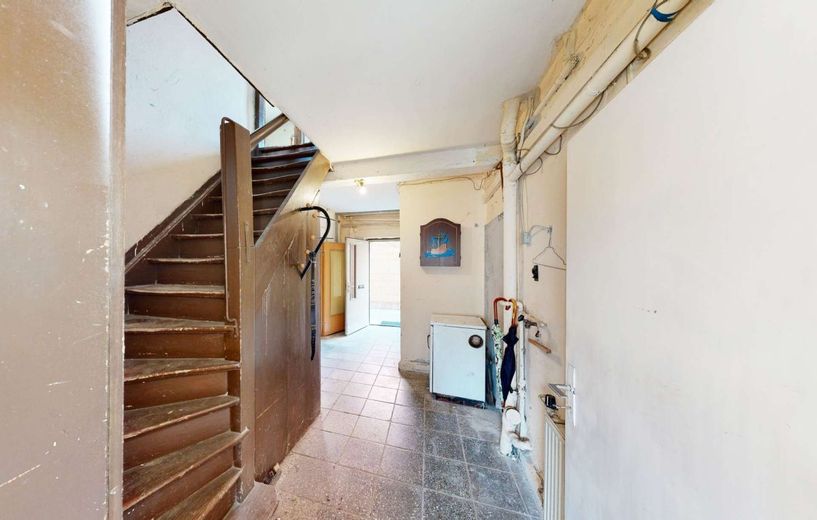 "Sanierungsgebiet-Hit in Elbnähe: Innenhof,  Hol dir ein Traumhaus!  9% Sonder-AfA  8 J ! 7% auf 4 J – Erdgeschoss_Ankommen u. Treppe
