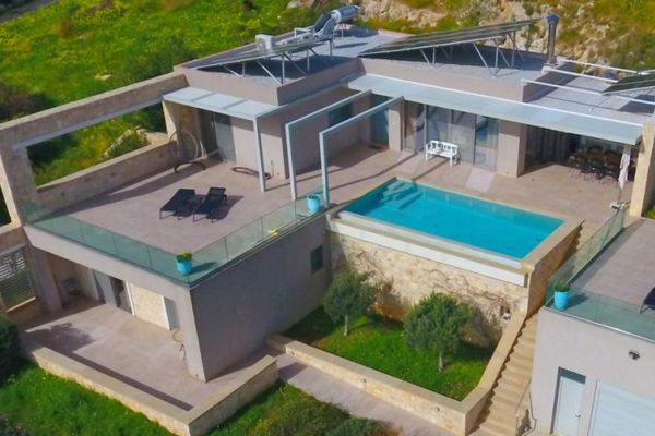 Villa de lujo con piscina, vistas panorámicas y un excepcional potencial de ampliación cerca de Chania