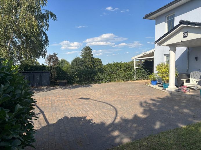 Toskana-Villa freistehend auch als Zweifamilienhaus nutzbar – Seitenansicht Eingang