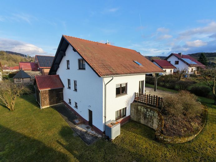 Hausfassade /Holzstall /Garten