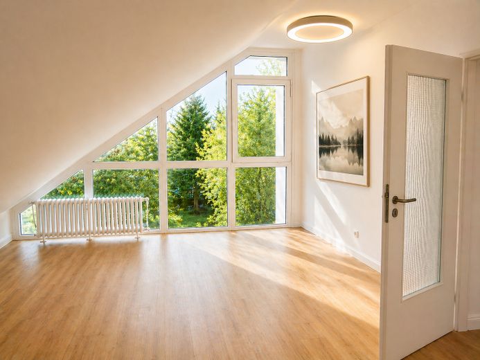 Freie DG-Whg. mit Traumgartenblick in privater Wohnanlage – Wohnraum 1 