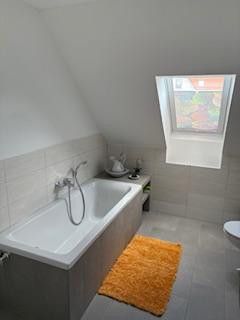 3,5 Zimmer DG- ETW im neuw. 2-FH, 91220 Schnaittach  EB 11/23 incl. Gartenanteil/Garage uvm. – Bad ETW2 DG