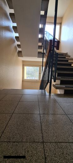 Kernsanierte 2-Zimmer-Wohnung mit Balkon | ideal für Eigennutzer und Kapitalanleger – Treppenhaus