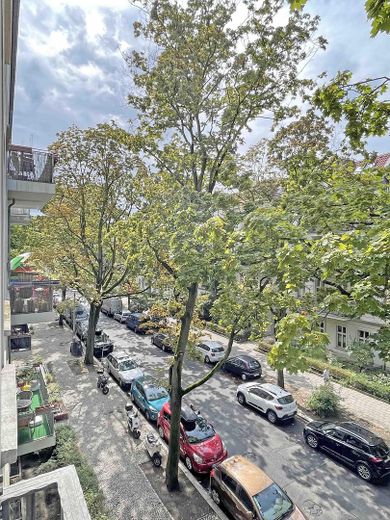 Küçük, zarif, sıra dışı – 3,30 m tavan yüksekliğine sahip yenilenmiş eski bina dairesi, Florakiez’de – Blick Anwohnerstraße