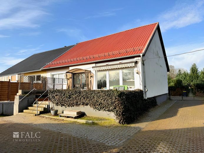 ***Viel Platz für Ihre Wohnideen - Doppelhaushälfte mit Wintergarten und großem Grundstück*** – Ansicht hinten