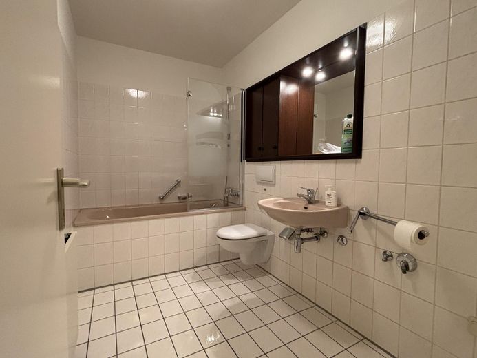 Köln Neustadt-Nord Agnesviertel'de balkonlu aydınlık 2 odalı daire – Bad