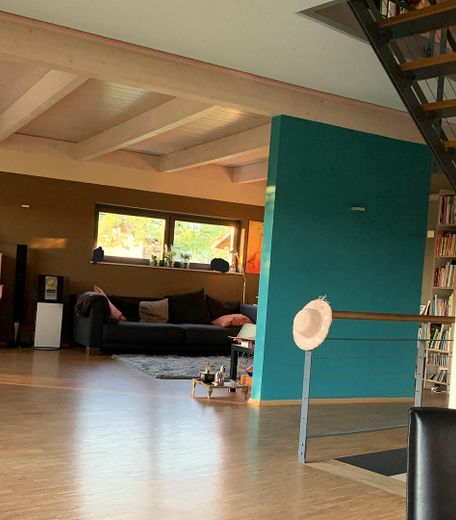 Lichtdurchflutetes Design Architekten Holzhaus, naturnahe sonnige Feldrandlage, ca.30 min.v. Stgt – Blick ins Wohnzimmer