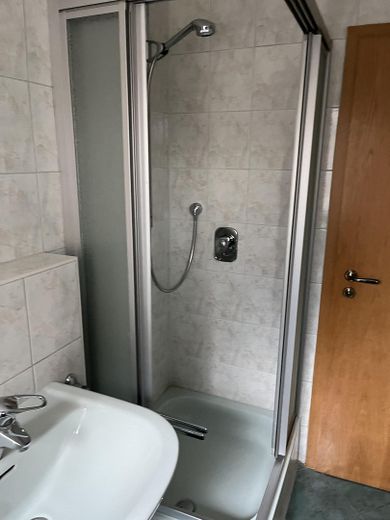 Spazio abitativo per tutti - 5 locali, 170 m², 2 bagni, stufa svedese, balcone, vista – Gästebad/Dusche